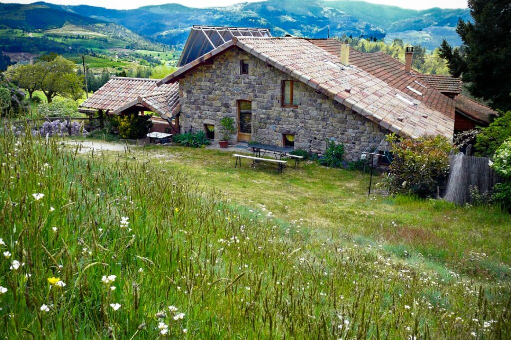 Terrasse ouverte devant le gîte